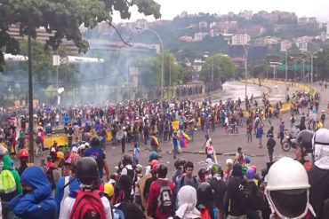 ¡URGENTE! Manifestantes y funcionarios militares se enfrentan en base aérea La Carlota