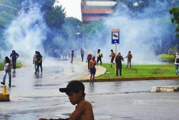 ¡MÁS VIOLENCIA! La batalla que libraron policías contra manifestantes en avenida Las Delicias de Maracay (+Videos)