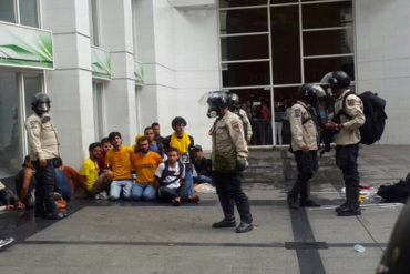 ¡DANDO EJEMPLO! Juez que liberó a los detenidos en El Rosal se resteó con los estudiantes y los llamó valientes