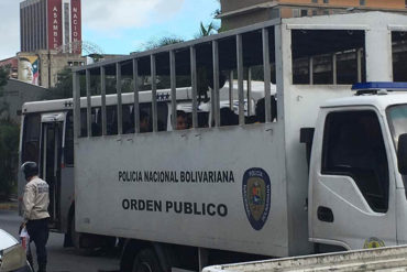 ¡ATENCIÓN! Estudiantes detenidos en El Rosal fueron trasladados a sede de la PNB en El Llanito