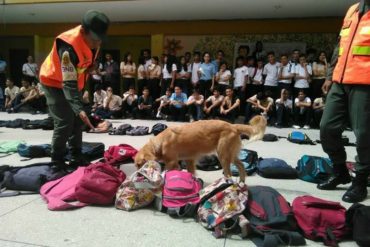 ¡QUÉ ABUSO! GNB revisa bolsos a menores de edad en liceo de Carabobo