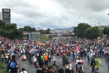 ¡FULL DE GENTE! Así se encuentra la autopista Francisco Fajardo frente a La Carlota (+Fotos +Video)