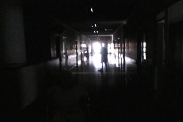 ¡GRAVE! Denuncian que la mitad del Hospital Universitario de Caracas permanece sin luz