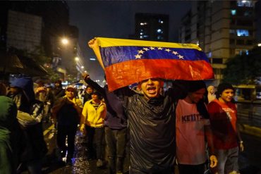 ¡NADA LOS DETIENE! Venezolanos marcharon bajo la lluvia en honor a Fabián Urbina, pese a suspensión de actividad