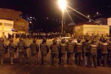 ¡HAY HAMBRE! Brutal represión nocturna en La Guaira: GNB atacó a manifestantes que protestaban por comida