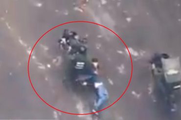 ¡OTRA ATROCIDAD MÁS! GNB arrastró con su moto a un manifestante (+Videos fuertes)