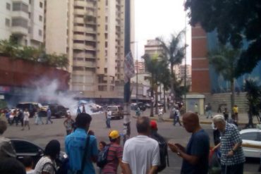 ¡EMPIEZAN A REPRIMIR! PNB lanzó lacrimógenas contra manifestantes que se reúnen en La Candelaria