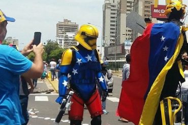 ¡GENIAL! El soldado de Star Wars que sorprendió durante un plantón en Maracaibo (lo acompañó un Transformers)