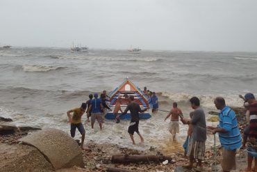 ¡TREMENDO SUSTO! Pescadores rescatan embarcaciones por fuerte oleaje en playa Los Cocos