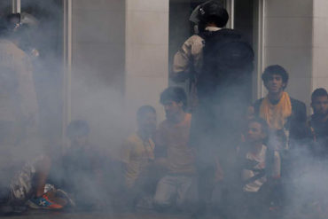 ¡COBARDES! PNB lanzó lacrimógena a quienes le reclamaban por maltratos contra estudiantes de la USB (+Video)