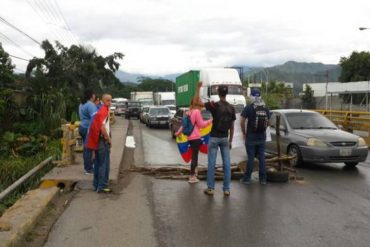 ¡DESOBEDIENCIA CIVIL! Protesta mantiene fuerte congestionamiento para entrar y salir de Cagua #21Jun