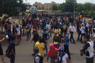 ¡ATENCIÓN! Reprimen con lacrimógenas y perdigones a manifestantes en Maracaibo: hay heridos