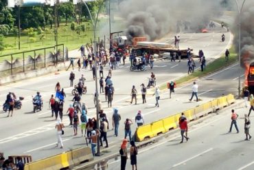 ¡ENARDECIDOS! Manifestantes tumban rejas de la Base Aérea La Carlota (+Fotos +Video)