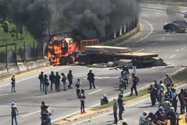 ¡ÚLTIMA HORA! Queman camión y gandola frente a la Base Aérea La Carlota (+Video +Fotos)