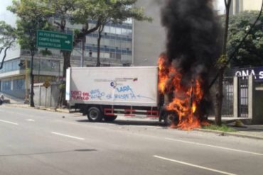 ¡ENTÉRATE! Hombre salió armado de la ONA para apagar llamas de camión en El Rosal (+Foto)