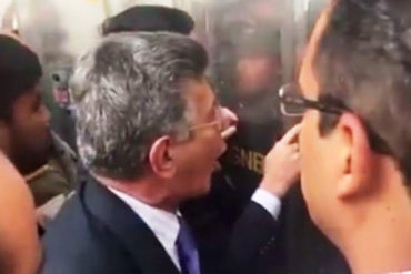 ¡CANSADO DE ABUSOS! Ramos Allup le “ofreció unas manos” a los GNB que agredieron en la AN (+Video)