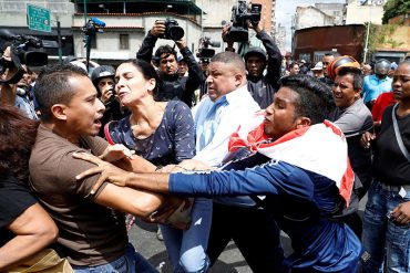 ¡QUE LAS VEA EL MUNDO! 8 imágenes que muestran la agresión de colectivos a opositores frente a la GNB