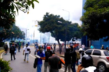 ¡ÚLTIMA HORA! Reportan brutal represión a manifestantes en Chacaíto (+Fotos +Video)