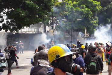 ¡URGENTE! PNB reprime brutalmente a manifestantes a la altura del Lido, en Chacaíto (+Videos)