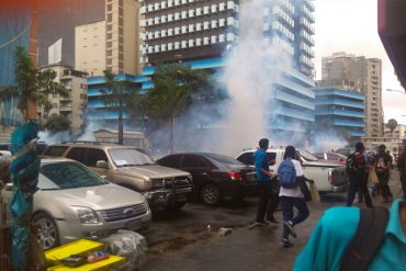 ¡ÚLTIMA HORA! Con lacrimógenas y perdigones reprimieron a manifestantes en La Candelaria