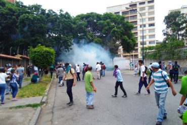 ¡LACRIMÓGENAS SIN DIÁLOGO! Reprimieron a manifestantes a pocas cuadras del CC La Villa en Montalbán