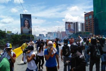 ¡ÚLTIMA HORA! Reprimen a manifestantes en la autopista Francisco Fajardo a la altura de El Rosal (+Fotos)