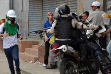 ¡PILLADOS! Policarabobo disparó a quemarropa a manifestantes