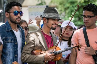 ¡HERMOSO GESTO! El violinista Wuily Arteaga hizo sonar su música este #4Jun por una buena causa