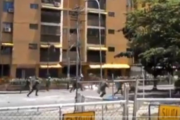 ¡AGUERRIDOS! En Maracay jóvenes de la resistencia se enfrentaron a la GNB y la hicieron correr (+Video)