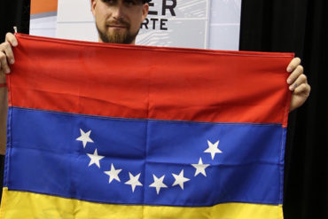 ¡QUÉ GRANDE! Ender Inciarte muestra bandera de Venezuela en el juego de las estrellas de la MLB