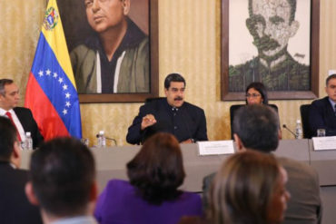 ¡LO VA A MORDER UN PELUCHE! Maduro viaja al futuro y firma decretos amparados en su Constituyente