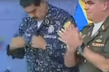 ¡UNA SÁBANA! La megacamisa del nuevo uniforme de la PNB que le dieron a Maduro (+Video)