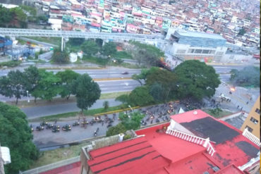 ¡SIN MIEDO! Manifestantes hacen retroceder a la PNB en el puente 5 de julio de Petare