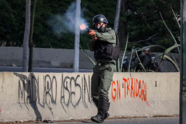 ¡VÁNDALOS EN UNIFORME! Nueva atrocidad quedó registrada en Lechería: GNB agredió a manifestantes y destrozó carros