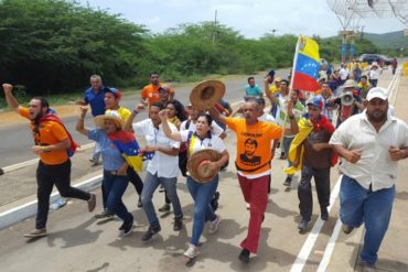 ¡GRAVE! Colectivos “de paz” agredieron a opositores que caminan desde Delta Amacuro en Río Chico