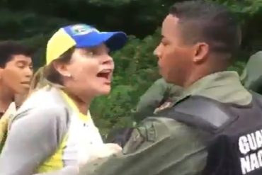 ¡UNA GUERRERA! Diputada resteada hizo retroceder a un grupo de guardias nacionales durante represión (+Video)