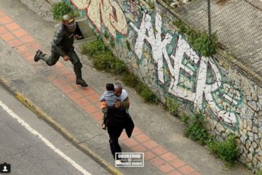 ¡MISERABLE! La dictadura en una FOTO: GNB persigue a un abuelo con su nieto en los brazos #10Jul