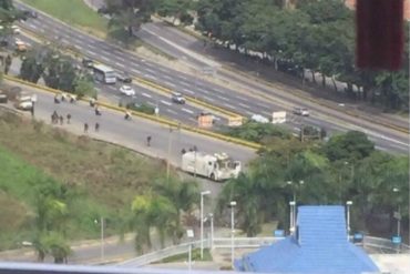 ¡LO ÚLTIMO! GNB reprime a manifestantes en Terrazas del Ávila: resistencia hizo retroceder a una tanqueta (+Video)