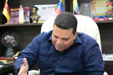 ¡GRAVE! Alcalde chavista pidió «entrarles a patadas y quemarle bien ese cul*» a quienes tranquen vías (+Audio)