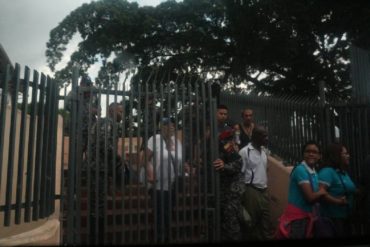 ¡LO ÚLTIMO! Liberan a personas secuestradas por colectivos en la Iglesia El Carmen en Catia