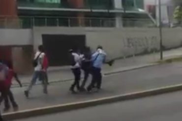 ¡GRAVE! Manifestantes auxilian a joven que resultó herido durante enfrentamiento contra la GNB en Las Mercedes