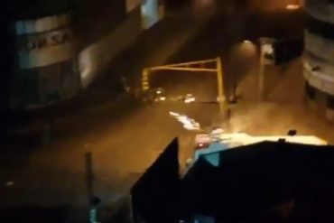 ¡VEA! Colectivos dispararon fuegos artificiales contra edificios en La Candelaria (+Videos)