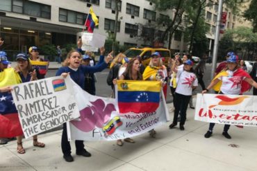 ¡QUE LO VEA EL MUNDO! Venezolanas realizan plantón frente a sede de la Misión Permanente de la ONU en Nueva York (+Fotos)