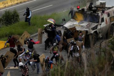 ¡IDENTIFICADA! La tanqueta que arrolló y detuvo manifestantes en la Universidad Metropolitana