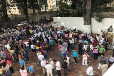 ¡SALVAJES! Colectivos rompieron cuadernos de votación del #Plebiscito16J en punto soberano de San Agustín