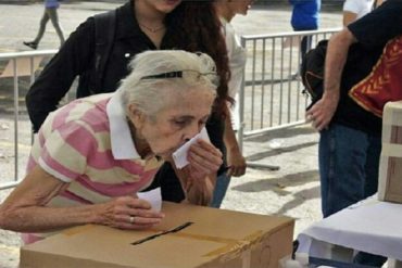 ¡ADMIRABLE! Abuelos de hasta 102 años se acercaron a votar en el plebiscito este #16Jul (+Fotos)