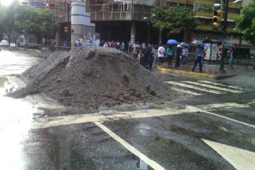 ¡IMPRESIONANTE! Así vaciaron una montaña de arena en Chacao para trancar la avenida Francisco de Miranda (+Video)