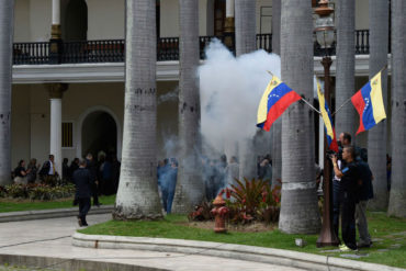 ¡SEPAN! En medio de un brutal ataque y diputados heridos, la AN aprobó plebiscito del 16 de julio