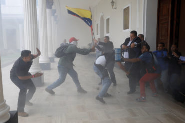 ¡SALDO ROJO! 8 diputados resultaron heridos durante el brutal ataque de los colectivos a la AN