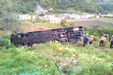 ¡LAMENTABLE! 2 fallecidos y más de 25 heridos por vuelco de bus en páramo merideño